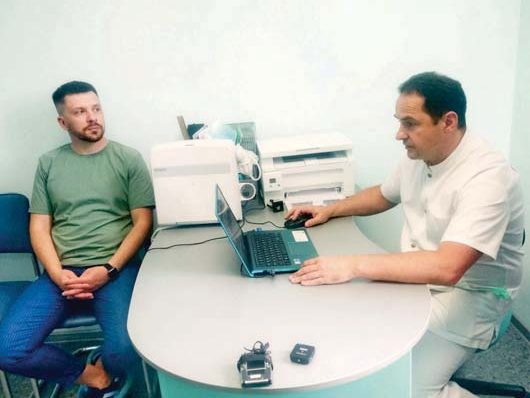 Андрій Бусло виписує електронний рецепт першому пацієнту