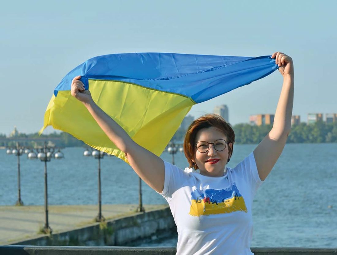 Тетяна Бондар з прапором України на набережній Дніпра