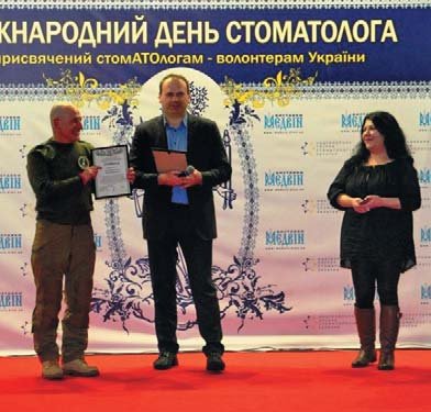 Мирон Угрин вручає шеврони «Народний Герой України» волонтерам-стомАТОлогам.