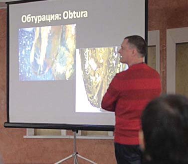 Один з лекторів акції Олексій Волокітін (Дніпропетровськ) — провідний спеціаліст в галузі ендодонтії та мікрохірургії — виступав з лекцією на тему обтурації кореневої системи з точки зору гістології.