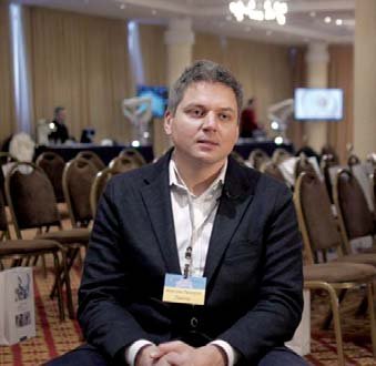 Лектор конференції Максим Леснухін (Київ), провідний фахівець у галузі естетичного протезування, виступав з лекцією на тему стратегії відновлення зубів після ендолікування.