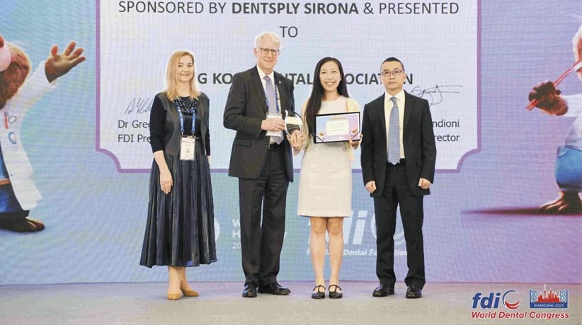 FDI і Dentsply Sirona 9 вересня 2025 року вручили нагороду «Найбільша освітня активність» докторці Флорі Чан, яка представляла Гонконгську асоціацію стоматологів (HKDA) на Всесвітньому стоматологічному конгресі в Шанхаї, Китай.