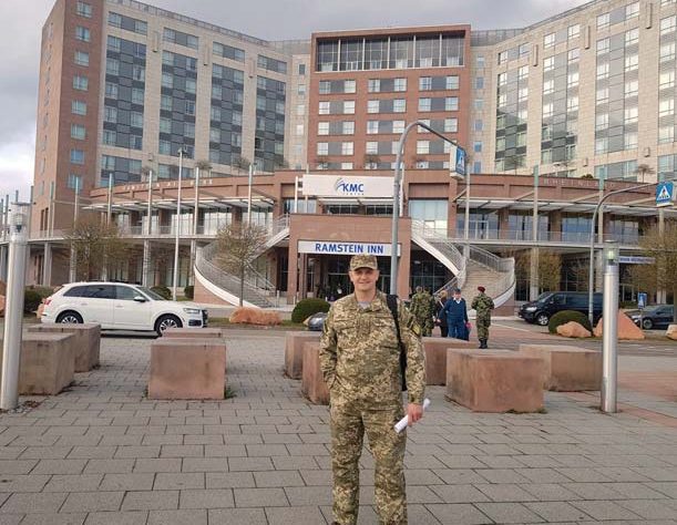 Ліворуч — на міжнародній конференції військових хі