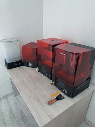Робоче місце: мийка, полімеризатор і два 3-D принтери Phrozen.