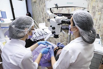 Зона досяжності асистента, організація робочого простору й ергономічна взаємодія команди