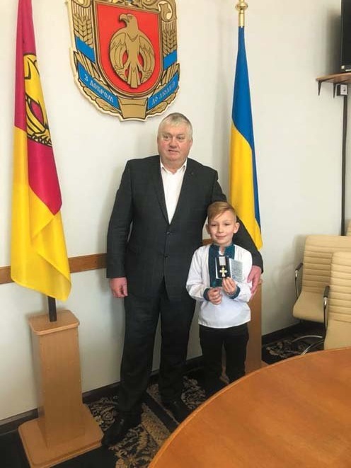 Голова Кіровоградської обласної ради Юрій Дрозд вручив «Хрест громадянських заслуг» нашому наймолодшому волонтерові Богданові Будженку. Так тримати, Богданчику!