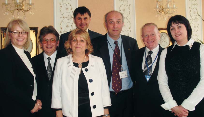 Професор Мирослава Дрогомирецька (Україна), професор Богдан Мірчук (Україна), професор Оксана Дєньга (Україна), Олесь Шевченко, професор Корадо Паганеллі (Італія), професор Пол Беккер (США), професор Любов Смаглюк (Україна) на Міжнародній конференції, присвяченій сучасним проблемам стоматології, за участю членів ICD. Одеса, Україна, 2011 р.