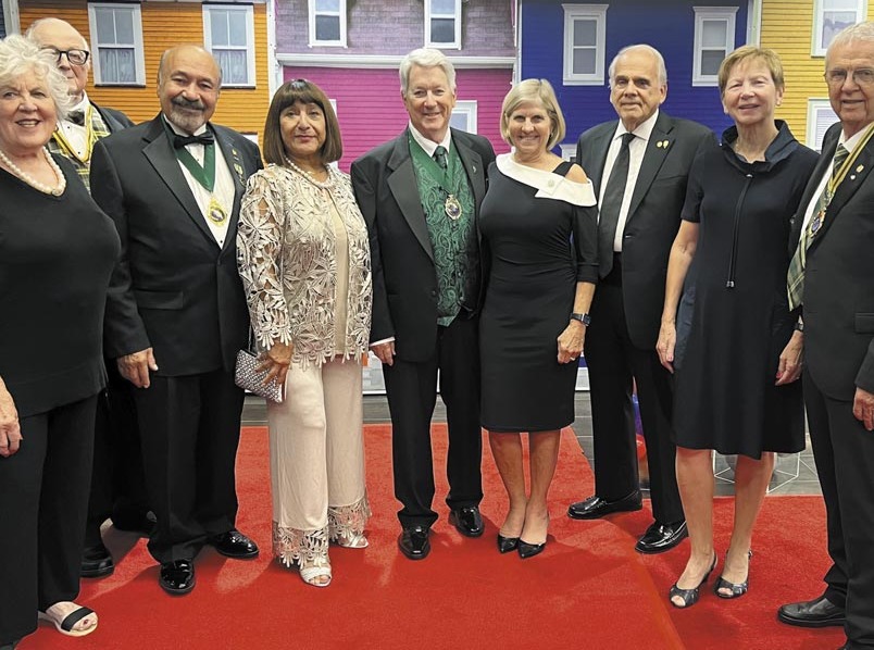 На ICD Canada Convocation (зліва направо): Флоренс Лімбернер, Гордон Томпсон, Хуліо і Марісса Родрігеси, Джозеф Кеннілі, Ліза Говард, Іра Тітунік, Енн та Іен Дойли.