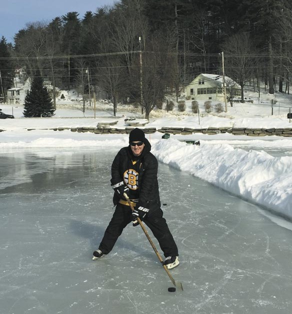 Джозеф грає в хокей на озері Лонг-Лейк перед своїм будинком у штаті Мен у 2019 році.