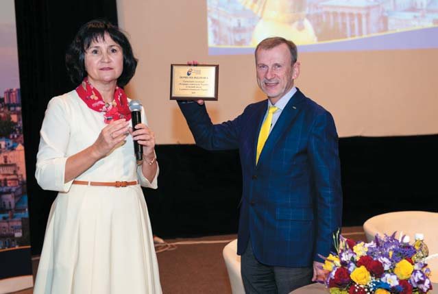 Президент Асоціації стоматологів України Ірина Мазур вручила журналові «ДентАрт» Почесну відзнаку АСУ.