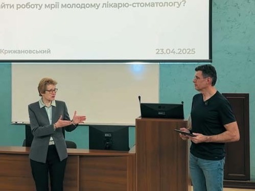 З альбому компанії PERIO CENTER. На фото частина колективу компанії.