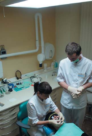 Типи прозорості і яскравості зубів різного віку та передача кольору.
