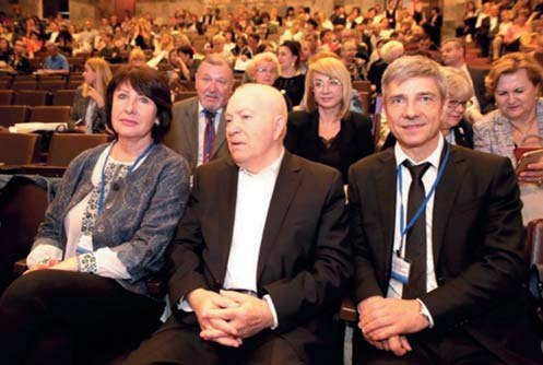 Ректор БДМУ Анатолій Вікторович Сікорський вручає Петрові Андрійовичу Леусу диплом Почесного професора Білоруського державного медичного університету