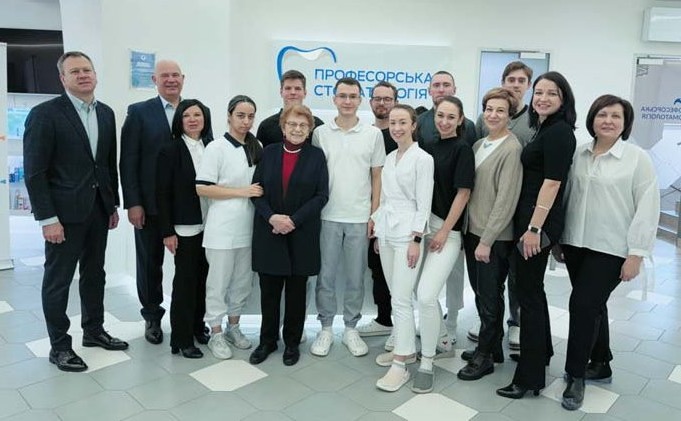 Члени журі, організатори, учасники і спонсори перед початком конкурсу.
