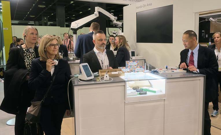 Памела Марклю, віцепрезидентка Dentsply Sirona, та гобелен «Птаха щастя» решетилівських майстрів
