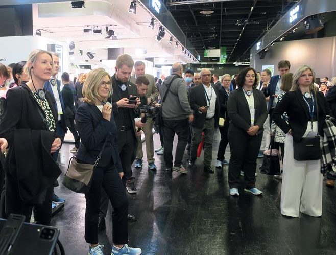 Памела Марклю, віцепрезидентка Dentsply Sirona, та гобелен «Птаха щастя» решетилівських майстрів