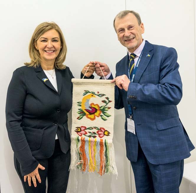 Памела Марклю, віцепрезидентка Dentsply Sirona, та гобелен «Птаха щастя» решетилівських майстрів