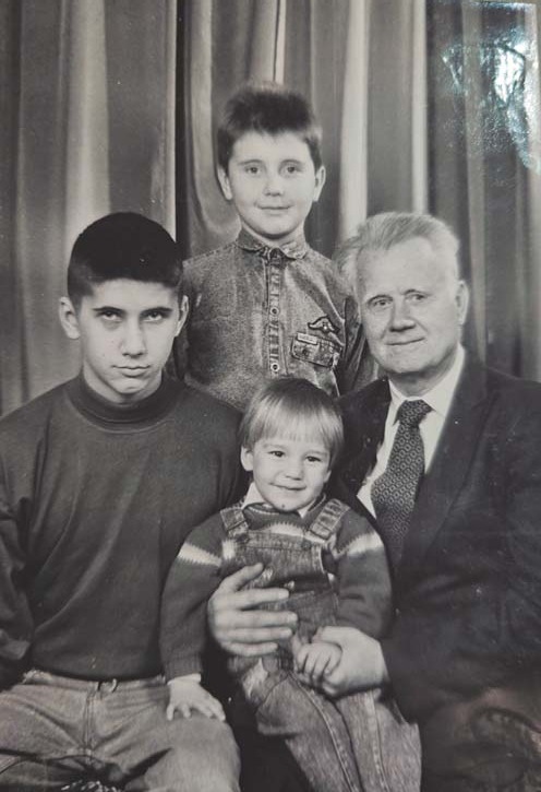 Євген Іванович Нєженцев з онуками. 1993 рік, м. Слов'янськ.