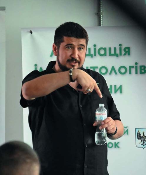 Під час доповіді на благодійному засіданні Асоціації імплантологів України. Чернігів, 2024 рік.