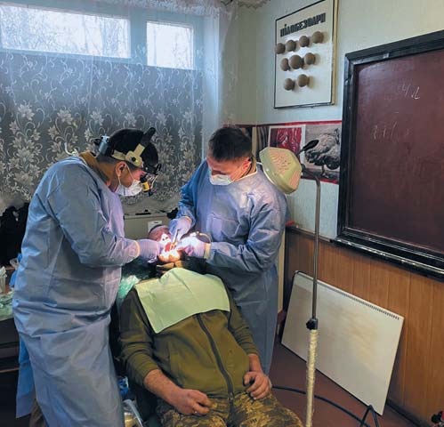 Будь-де, будь-коли можемо надати стоматологічну допомогу. Донецька область, листопад 2022 року. Виїзд пересувного стоматологічного кабінету АІУ з Дніпра. У ротації Олександр Рудницький, Василь Сидір, Михайло Камінський. Працюємо в навчальному класі.