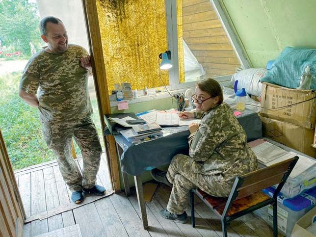 Бойовий шлях капітана медичної служби Сергія Остафійчука: медпункт 86-го батальйону, наслідки обстрілів, зустріч із сином Дмитром на фронті