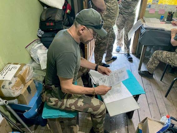 Бойовий шлях капітана медичної служби Сергія Остафійчука: медпункт 86-го батальйону, наслідки обстрілів, зустріч із сином Дмитром на фронті