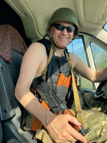 Вдячні мешканці визволених сіл Харківщини й Донеччини, поранена собачка Міна, яку виходили медики, та повернення до мирної праці