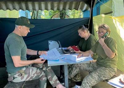 Вдячні мешканці визволених сіл Харківщини й Донеччини, поранена собачка Міна, яку виходили медики, та повернення до мирної праці