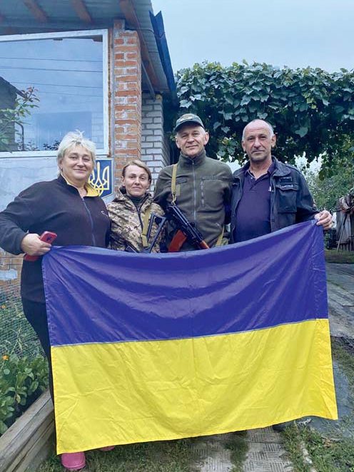 Вдячні мешканці визволених сіл Харківщини й Донеччини, поранена собачка Міна, яку виходили медики, та повернення до мирної праці
