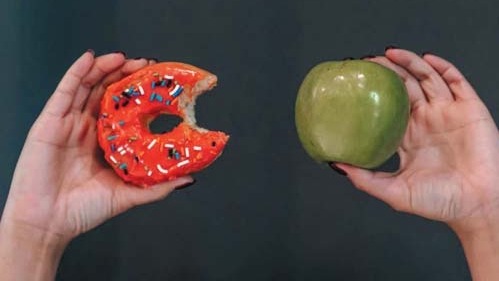 Тверда їжа замість карієсогенних продуктів: більше сирих овочів, фруктів і горіхів у щоденному раціоні.