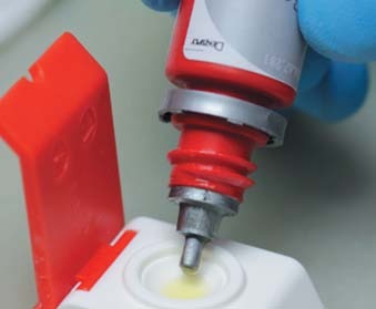 Внесення в палетку Clixdish і змішування XP Bond із Self Cure Activator