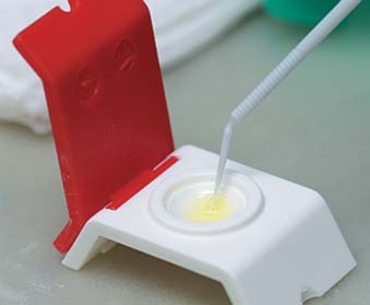 Внесення в палетку Clixdish і змішування XP Bond із Self Cure Activator