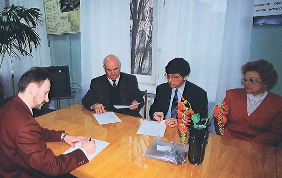 Сергій Радлінський, Микола Скрипніков, Ян Ватт і Таїса Скрипникова обговорюють концепцію журналу «ДентАрт», 1994 рік