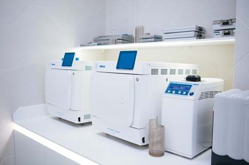 Парові стерилізатори класу B (Vacuclav 44 B+ Evolution і швидкісний Melaquick 12).