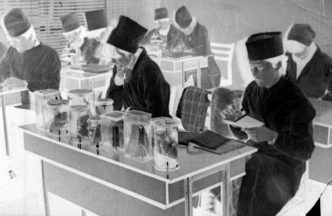 Студентська група №10 під час занять з патологічної анатомії (1983 р). Любов Смаглюк за першим столом ліворуч.