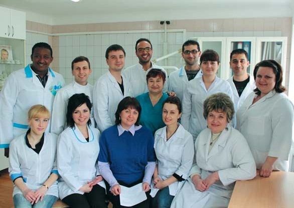 Співробітники кафедри ортодонтії з клінічними ординаторами-іноземцями (2014 р.).
