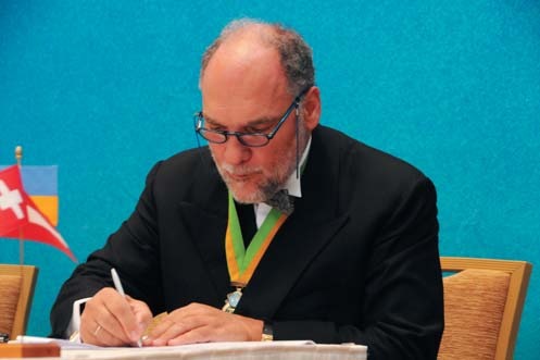 Професор Тріподакіс — президент Європейської секції Міжнародного коледжу стоматологів