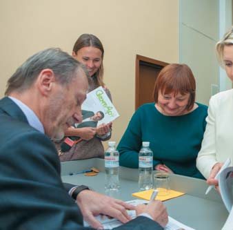 Ксенія Лазарєва, обрана президентом УАЕС каденції 2022-2023 років, і Андрій Пешко