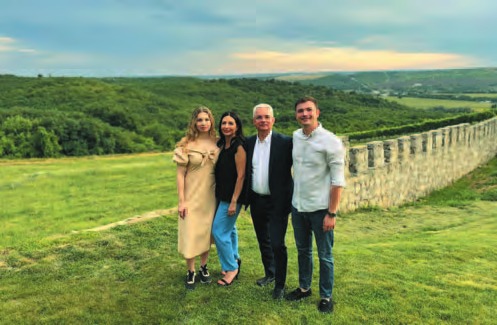Сім'я Ункуца: Андрея, Діана, Андрій і Віктор на курорті Собор у Ставченах, Молдова. Липень 2022 року.