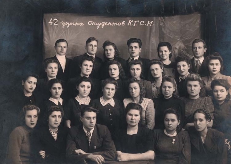 Студенти 42-ї групи Казанського державного стоматологічного інституту. Евальд Варес у четвертому ряду другий ліворуч. У другому ряду перша ліворуч – його кохана Людмила Давидова. Вони одружаться по закінченні інституту. Казань, 1949 рік.