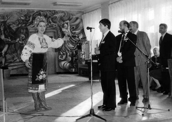 «Зеленеє жито, зелене…» Відкриття 30 вересня 1991 року першого семінару ДентАрт у Полтаві. Ян Ватт, Алан Монтгомері, Реяд Залзала і професор Віталій Міщенко.