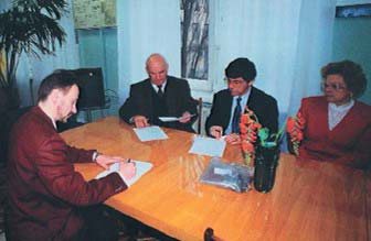 Підписання договору про заснування журналу «ДентАрт». Сергій Радлінський, Микола Скрипніков, Ян Ватт і Таїса Скрипнікова. 1994 рік.