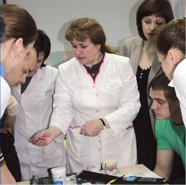 Професор Тетяна Петрушанко зі студентами