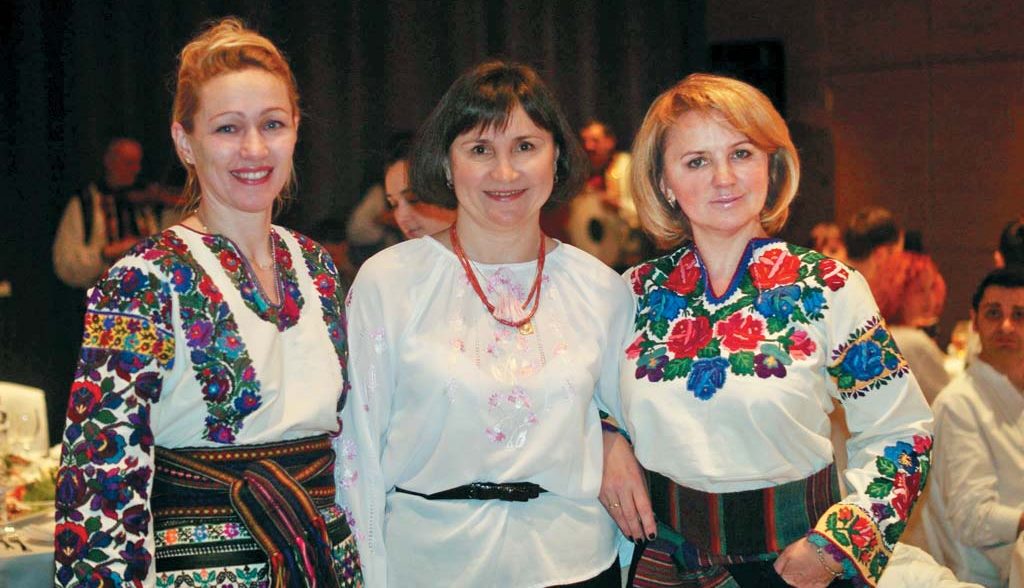Ось такі вони, стоматологині, котрі живуть з Україною в серці! Анжеліка Якимець, Ірина Мазур та Ірина Скрипник на «Карпатських зустрічах». Буковель, 2013 р.