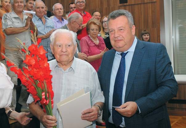 Вячеслав Ждан поздоровляє професора Максима Дудченка зі 100-річчям.