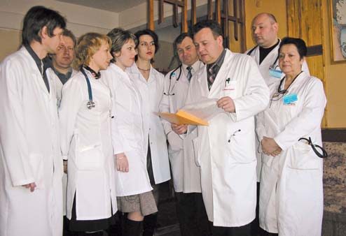 Професор Вячеслав Ждан з колегами.