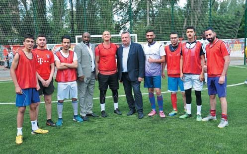 Ректор зі спортсменами міжнародного факультету на футбольному полі.